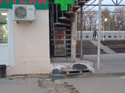 Пойти в аптеку на своих двоих, а вернуться на костылях: полоса препятствий в Таганроге