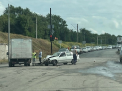 В Таганроге грузовая «Газель» и легковушка не поделили дорогу 