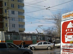  Иномарка  не успела проскочить перекресток и врезалась в трамвай в Таганроге
