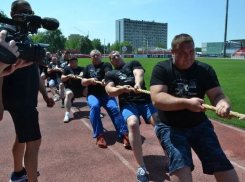 Кто сильнее: в Таганроге завершились соревнования по перетягиванию каната