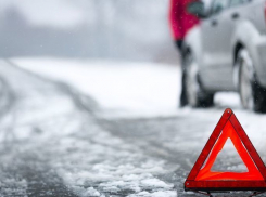В Таганроге две автолюбительницы не поделили скользкую дорогу