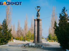 Вместо чеховской чайки - бронзовый ангел: монумент в честь 300-летия Таганрога не сразу был таким