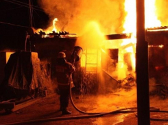 16 пожарных тушили огонь на даче в СНТ «Радуга» Таганрога