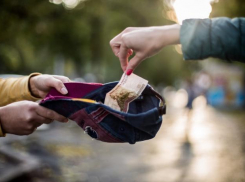 Таганроженка раскрыла обман и напугала уличных лжеблаготворителей