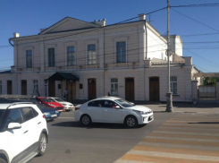 В Таганроге «лак настоялся» и были покрашены двери в театре им. А.П. Чехова