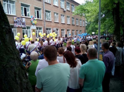 В таганрогской школе в небо выпустили «неправильный» флаг