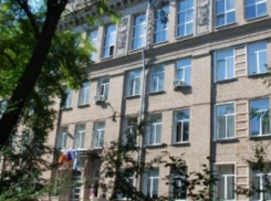 «Влетают и уезжают на эвакуаторе»: водители сообщили о забитых ливневках у лицея № 28 