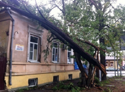 Пострадавшие от урагана жители Таганрога получат компенсацию в 107 миллионов рублей