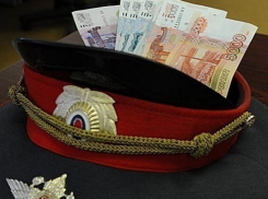 В Неклиновском районе сотрудник угрозыска и участковый полиции вымогали у местного жителя 200 000 рублей