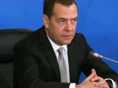 Медведев велел разобраться с увольнением учителя, пожаловавшегося ему на низкую зарплату