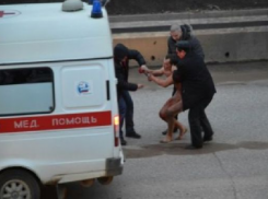 В Таганроге мужчина «под спайсом» разбил себе голову и выпрыгнул с третьего этажа