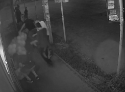 Открытие магазина закончилось хулиганством: арку из шаров разобрали местные подростки