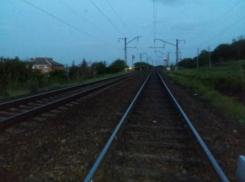 Под Таганрогом лежащего на путях 30-летнего мужчину переехал грузовой поезд 