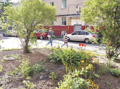 Необычная авария произошла в Таганроге, женщину сбили во дворе дома