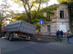 В Таганроге провалился под землю КамАз