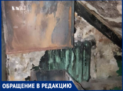 В Таганроге выгорела часть подъезда, причину пожара жители до сих пор не могут узнать