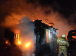 Пожар в хозпостройке потушили таганрогские пожарные