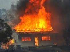 В Таганроге из горящего дома эвакуировали двух пьяных жителей