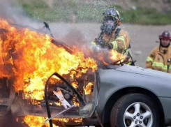 В центре Таганрога на ровном месте загорелся автомобиль