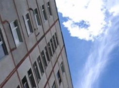 В Таганроге молодой человек выпал из окна