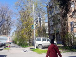 Установщики рекламы сломали светофор грузовиком в Новотрубном городке Таганрога 