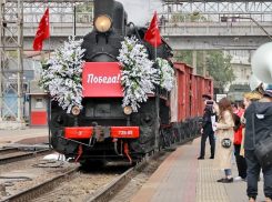 «Победа» на ретро-поезде: директор музея им. Дурова проехал тысячи километров в честь 9 мая
