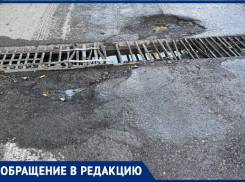 Таганрожцы бьют тревогу: дорога под «Чёрным мостом» превратилась в полосу препятствий