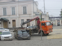 В Таганроге эвакуатор увез автомобиль чиновника от здания администрации