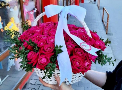 Не отправляй картинку-поздравление в WhatsApp *– подари букет в реальности