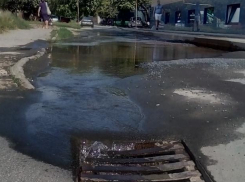 Вторую неделю питьевая вода стекает по улицам Таганрога в ливневки