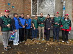 Пусть город станет чище: таганрогские волонтёры устранили вместе с полицейскими преступные надписи