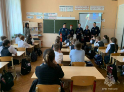 В Таганроге сотрудники МЧС провели открытый урок для школьников