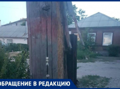 Столб по улице Торговой в Таганроге вот-вот завалится