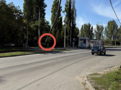 Оголённый провод посреди дороги - в Таганроге кто-то должен погибнуть, чтобы его убрали?