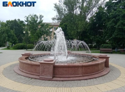 Таганрог: работу фонтана на Октябрьской площади продлили на час
