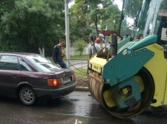 В Таганроге невнимательный водитель спецтехники предпринял попытку укатать в асфальт иномарку