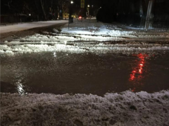 «Научиться ходить по воде»: снегопад парализовал пешеходную инфраструктуру Таганрога