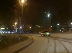Отчаянный «автопозер» на «Жигулях» открыл сезон зимнего дрифта в Таганроге на видео