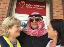 Араб гулял по Петровской в Таганроге, обещал жестами девушкам  жениться