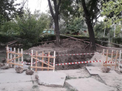 Пожилая таганроженка упала в разрытую Водоканалом яму