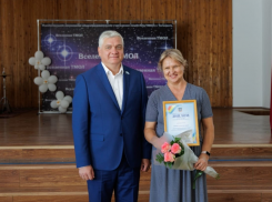 Таганрогская Дума наградила учителей за стобалльников