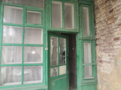 Администрация похвасталась: смогли закрыть дверь в заброшенный дом Таганрога 