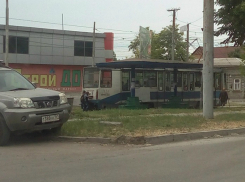 Дети зацеперы продолжают опасную езду на трамваях Таганрога