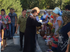  Журналисты «Блокнота» освятили фрукты в «Красном десанте» под Таганрогом, поговорили с сельчанами  о приметах