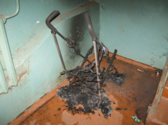 Охваченная пламенем детская коляска «отравила» дымом жильцов многоэтажки в Таганроге