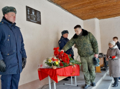 На фасаде школы №37 в Таганроге открыли мемориальную доску