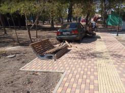 Сметал всё на своём пути: в Таганроге машина влетела в сквер