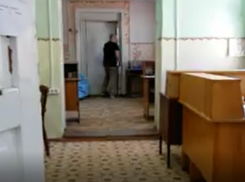 Похожее на старый флигель, таганрогское отделение почты застряло в 90-х