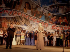 Студенты таганрогских ВУЗов зажгли на центральной сцене городского парка