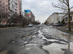 Улица, названная в честь мэра Таганрога, похожа на луну в кратерах